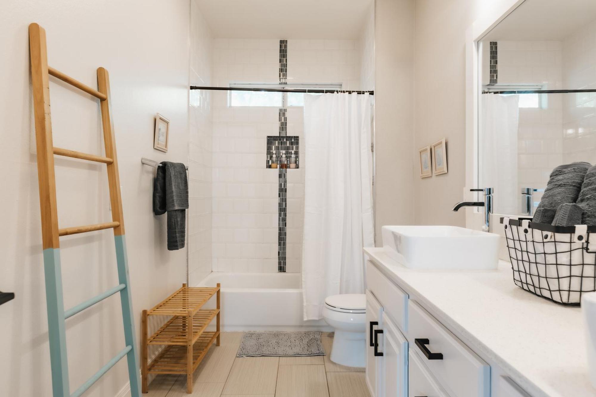 Stylish Downtown Escape, Walk To Brewery -Pool & Relaxation Villa Austin Bagian luar foto