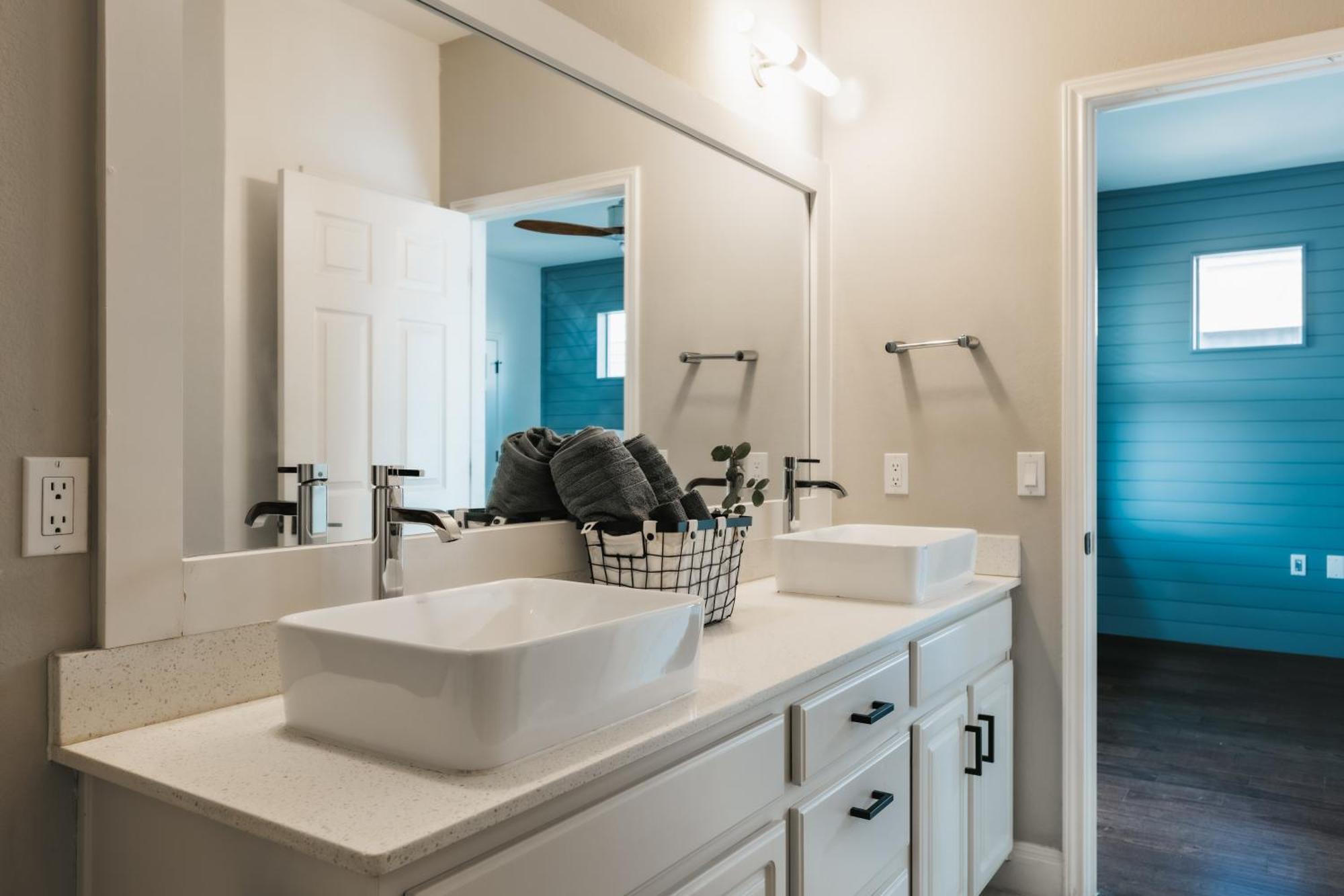 Stylish Downtown Escape, Walk To Brewery -Pool & Relaxation Villa Austin Bagian luar foto