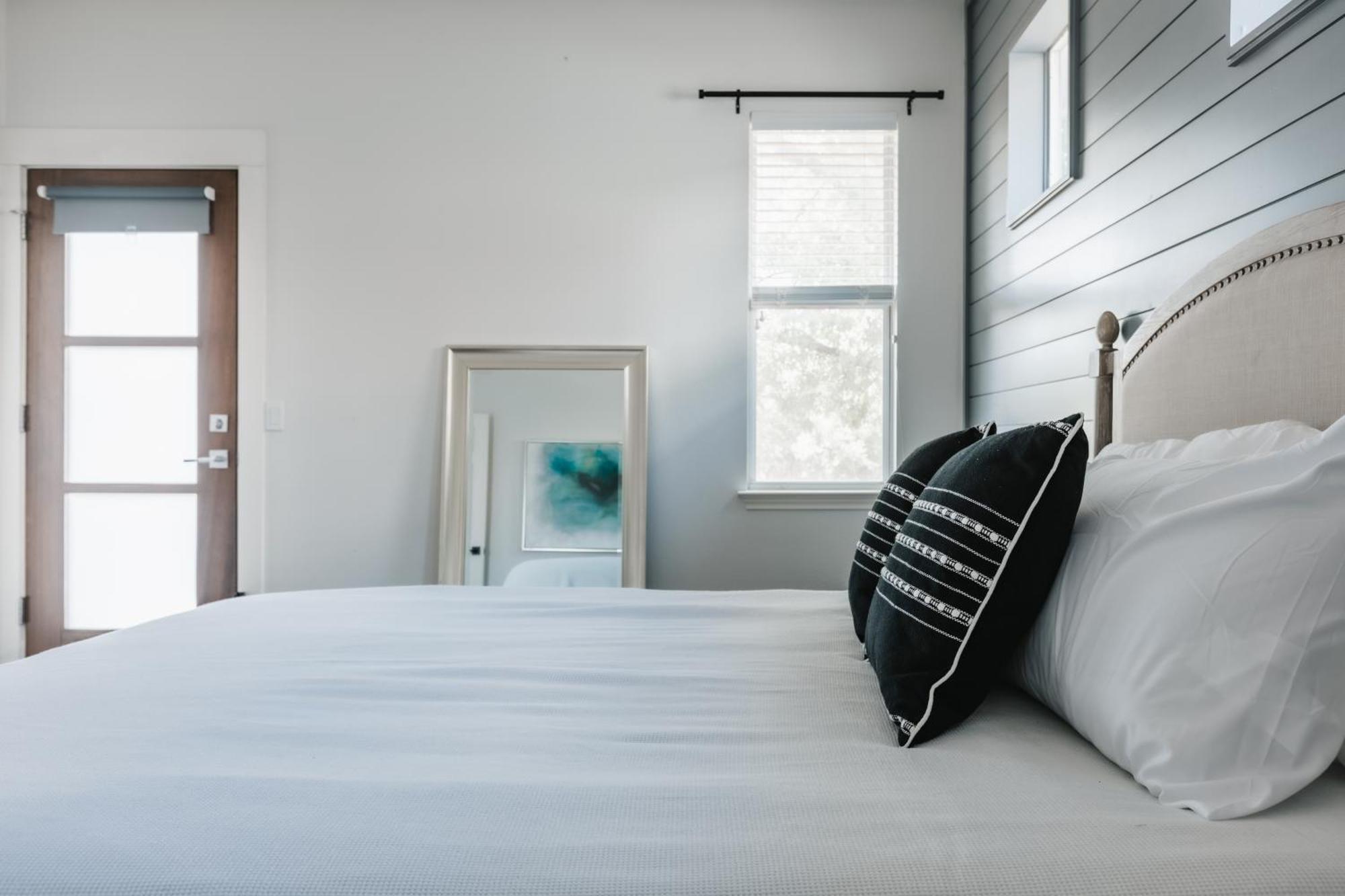 Stylish Downtown Escape, Walk To Brewery -Pool & Relaxation Villa Austin Bagian luar foto