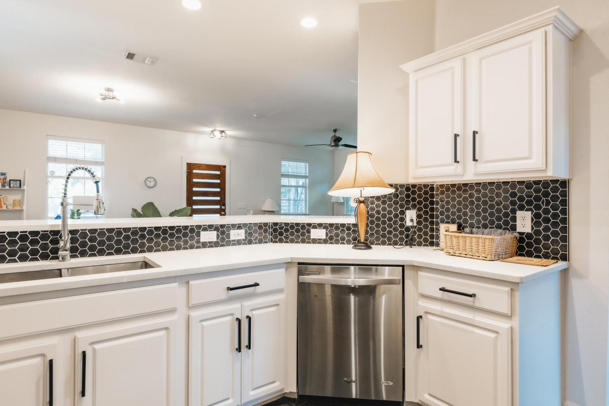 Stylish Downtown Escape, Walk To Brewery -Pool & Relaxation Villa Austin Bagian luar foto