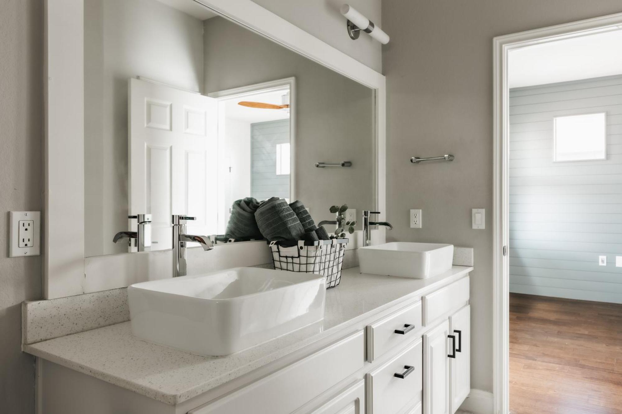 Stylish Downtown Escape, Walk To Brewery -Pool & Relaxation Villa Austin Bagian luar foto