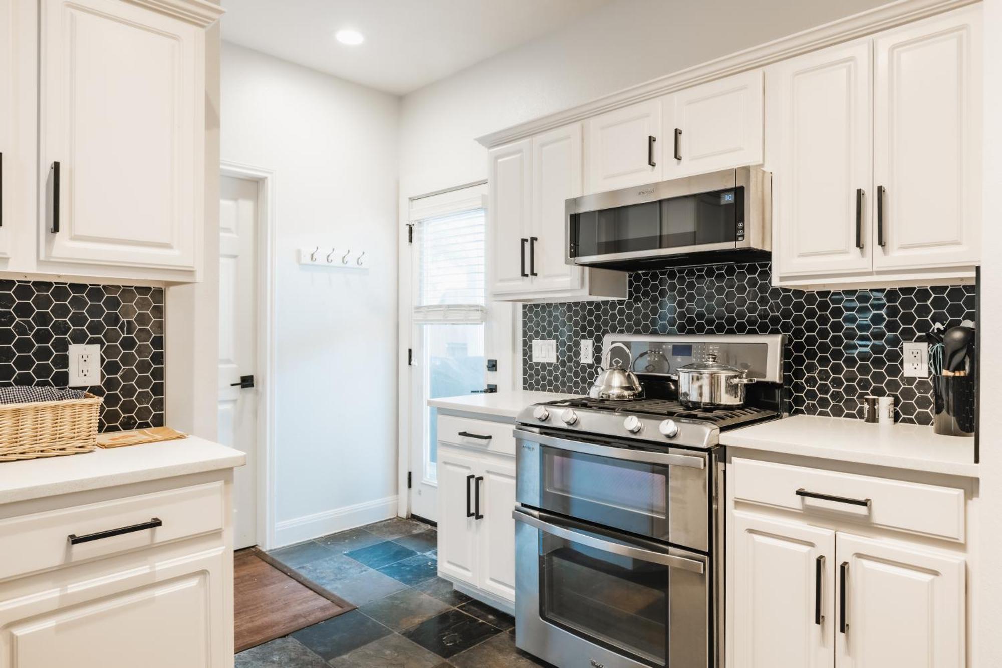 Stylish Downtown Escape, Walk To Brewery -Pool & Relaxation Villa Austin Bagian luar foto